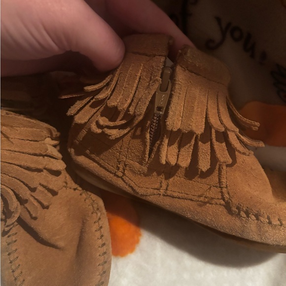 Minnetonka Kids Moccasins in Rich Brown A00513 - Picture 6 of 7